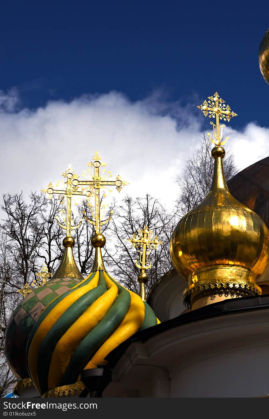 Christian ortodoxal domes of temple. Patriarch podvor'e is in Peredelkin�. Temple of Spaso-Preobrazhenia. Christian ortodoxal domes of temple. Patriarch podvor'e is in Peredelkin�. Temple of Spaso-Preobrazhenia.