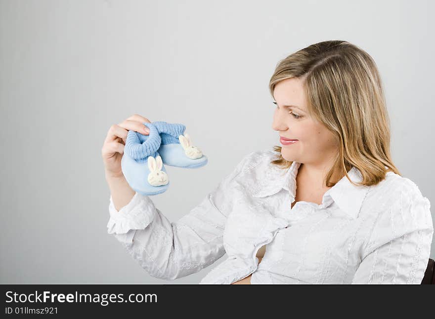 The pregnant woman on a gray background