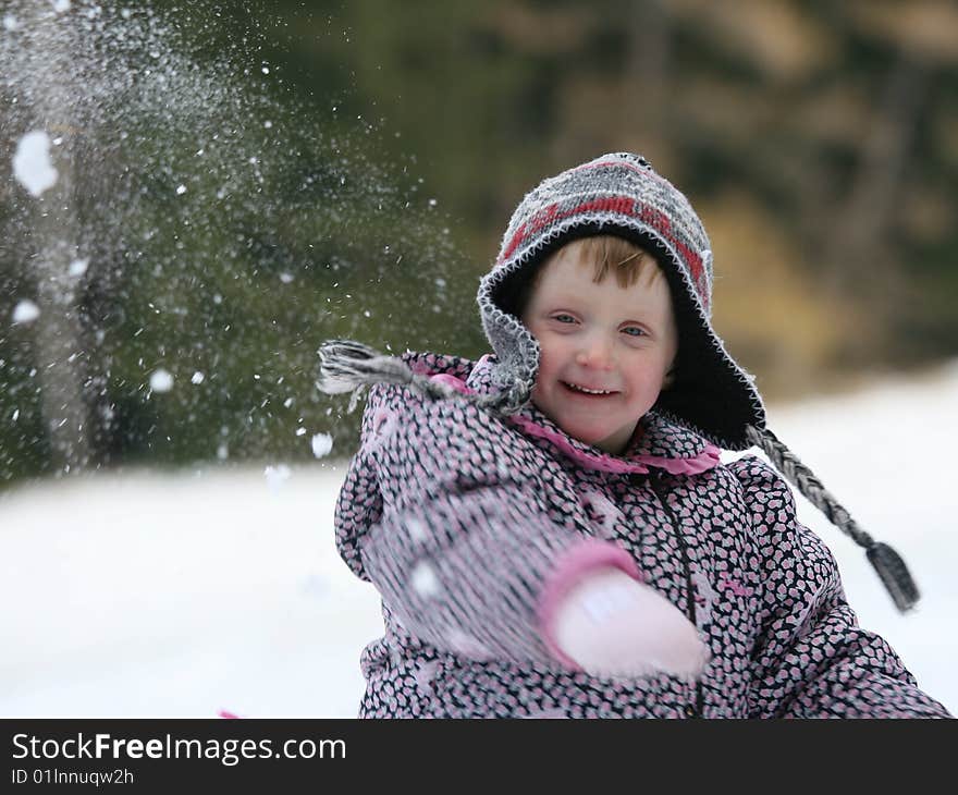 Smilling girl and snow´s game. Smilling girl and snow´s game