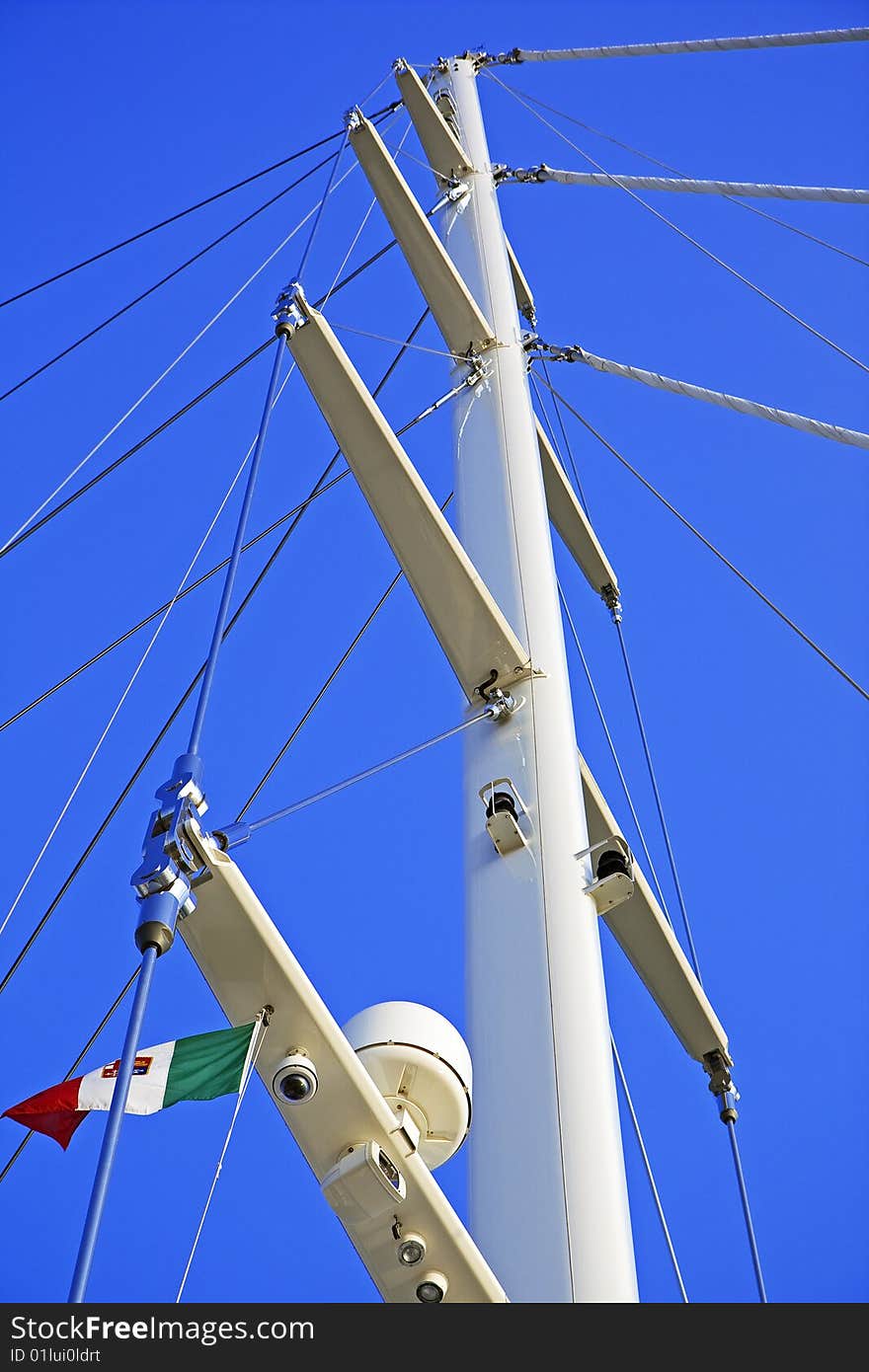 The mast of the boat with the flag of Italy and radar. The mast of the boat with the flag of Italy and radar