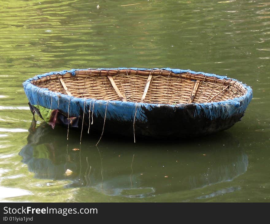 This is a type of traditional boat. Long back these type of boats were common in India and it was used to cross the river where there was no bridge constructed. Now, its numbers has greatly reduced.