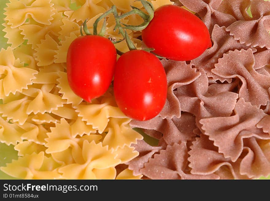 Butterfly Raw  Pasta And Tomato