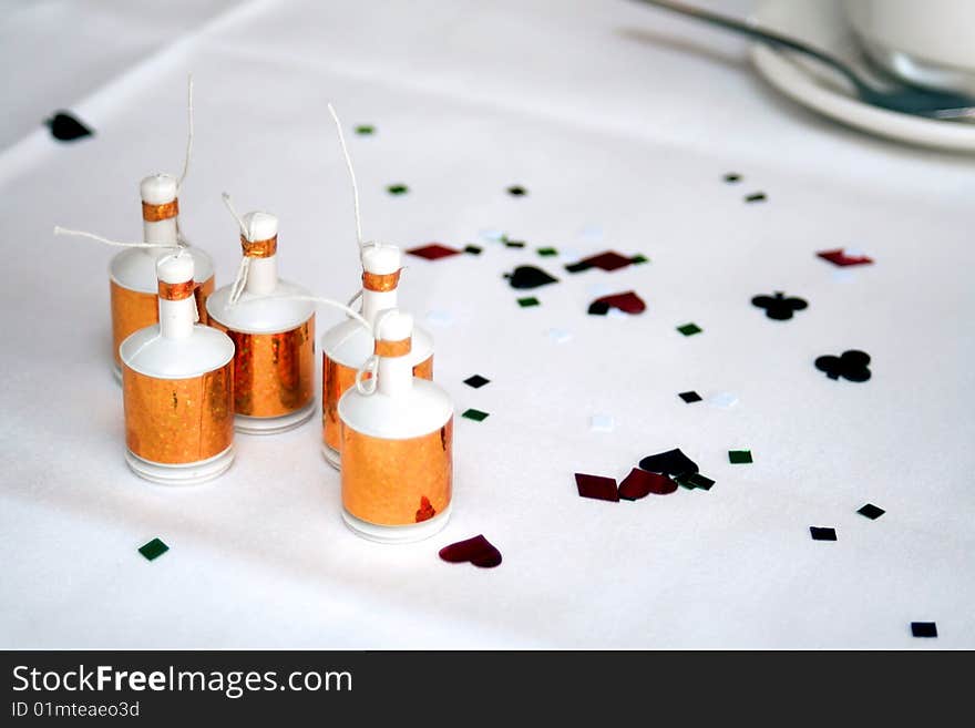 Festive dinner arrangement with confetti