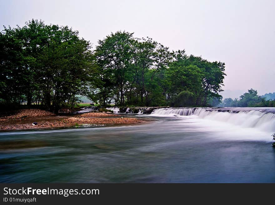 Green pale yellowish green tree , running water trickling sluggishly . Green pale yellowish green tree , running water trickling sluggishly .