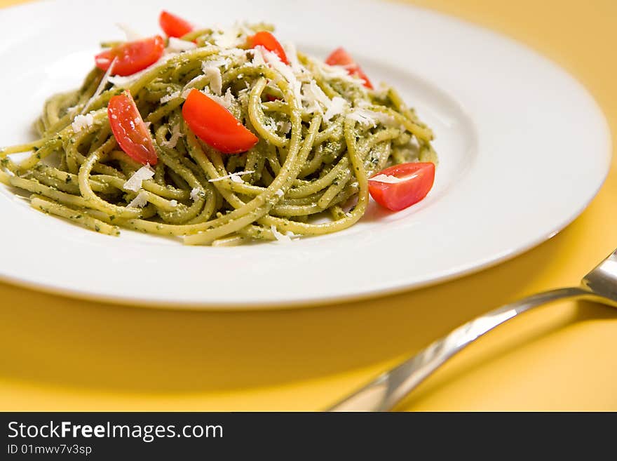 Spaghetti with basil pesto and tomatoes