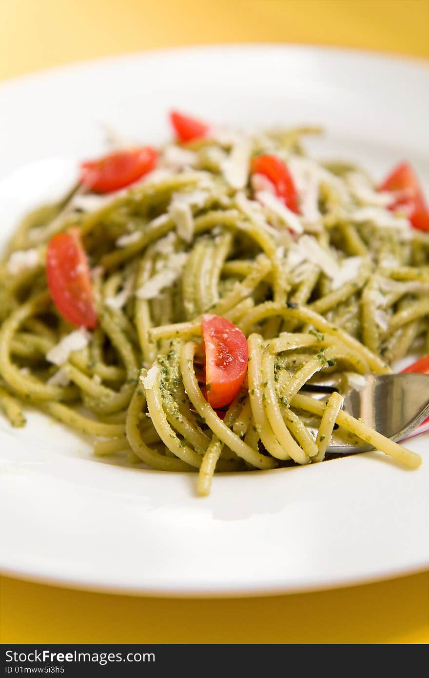 Spaghetti with basil pesto and tomatoes