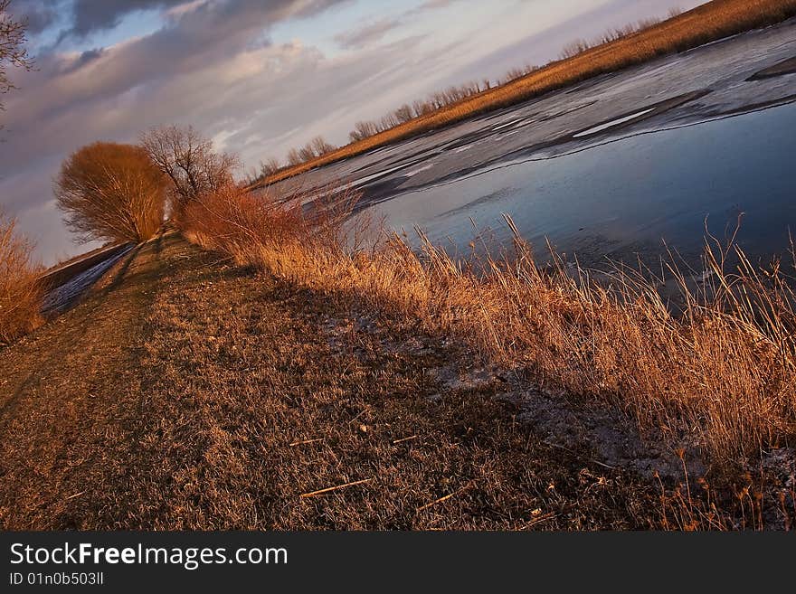 River_bank_in_winter