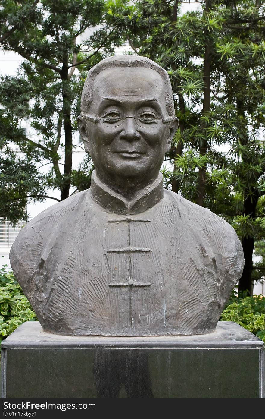 A statue of shaolizi in shanghai