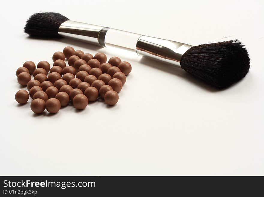 A brush and bronzing balls, a little help to be tanned. A brush and bronzing balls, a little help to be tanned