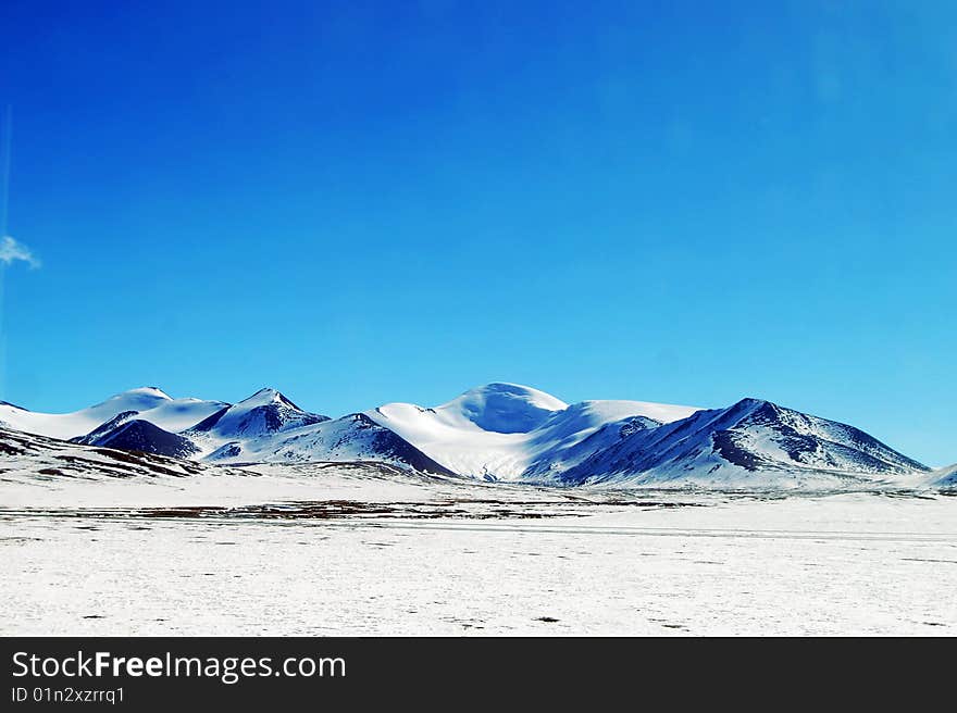 The Kunlun Mountains of Qinghai-Tibet Railway in winter. The Kunlun Mountains of Qinghai-Tibet Railway in winter.