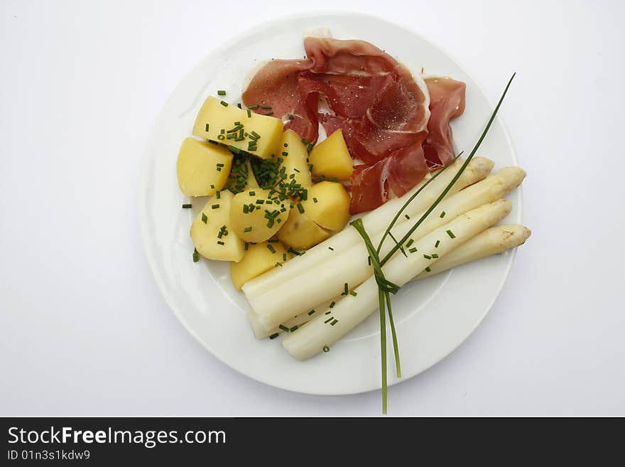 Lunch with asparagus, potatoes and gammon