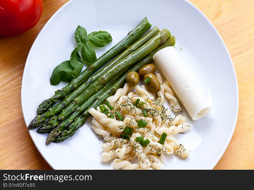 Green asparagus with noodles and olives