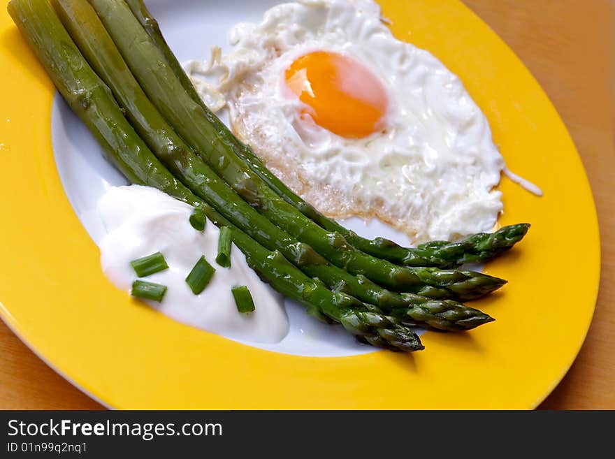 Green Asparagus With Fried Eggs