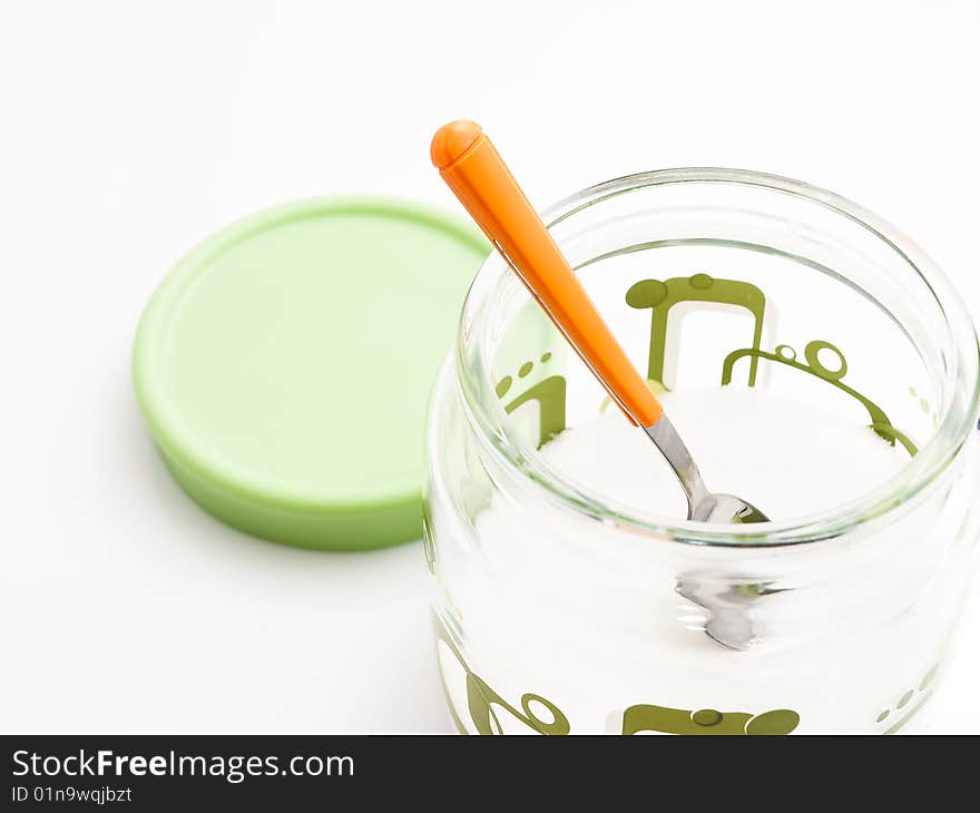 A sugar bowl with a spoon inside for a strong chromatic contrast.