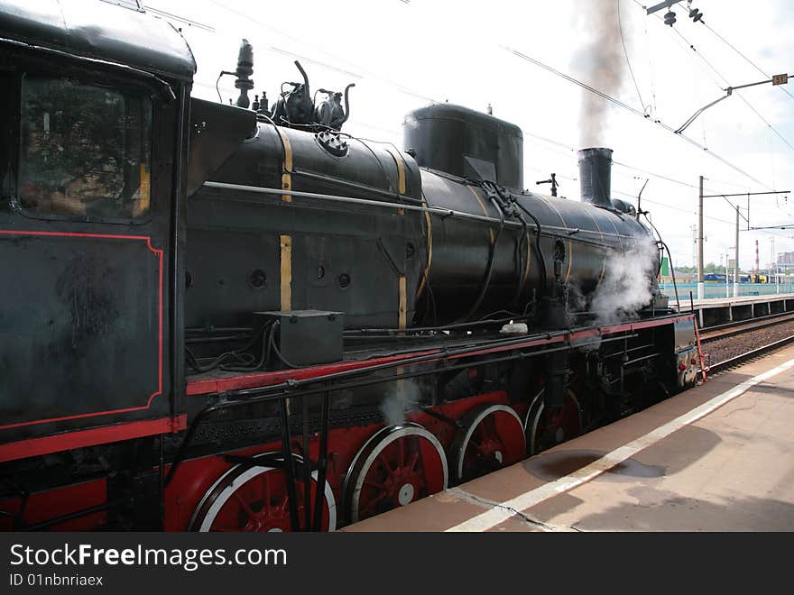 Steam locomotive, side view, day