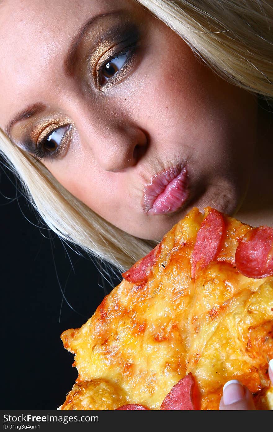 Beautiful young woman eating pizza s