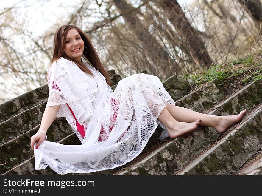 The girl sits in park