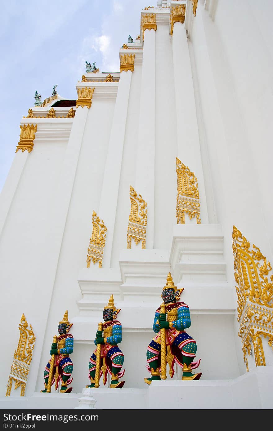 Giant guardian statue in Thai style