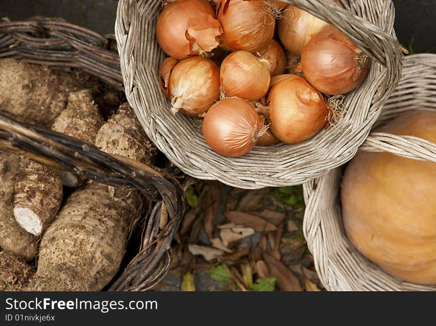 Vime baskets with onions and other vegetables