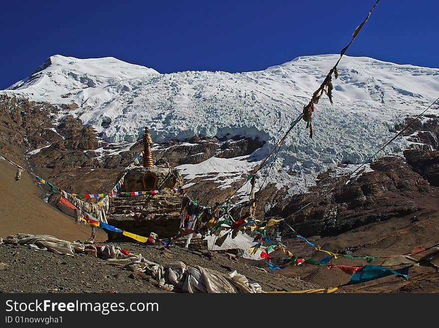 Plateau Glacier and Prayer banners Pagoda