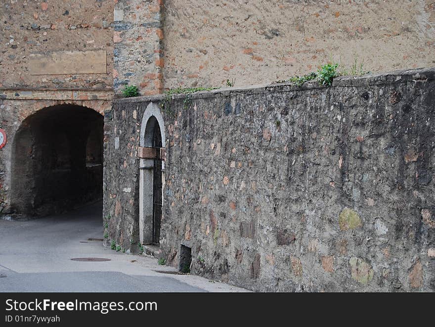 Arch in the wall and the gate