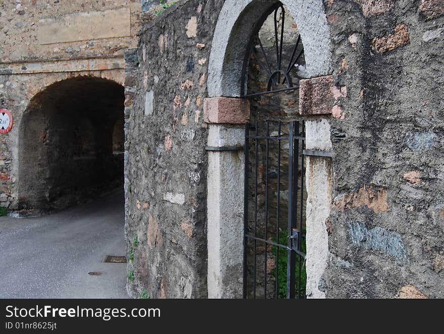 Arch in the wall and the gate