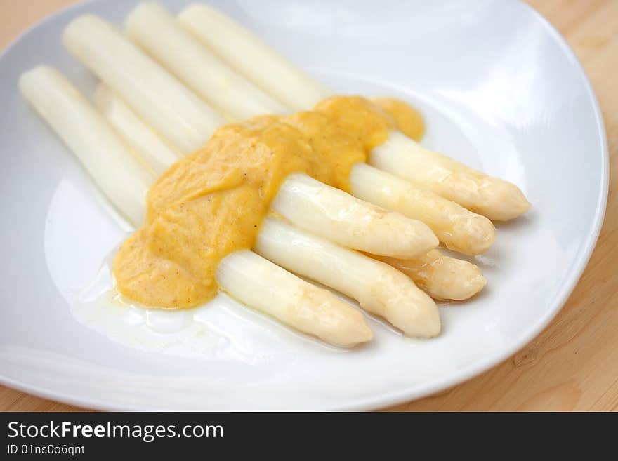 Asparagus with Sauce hollandaise . close up