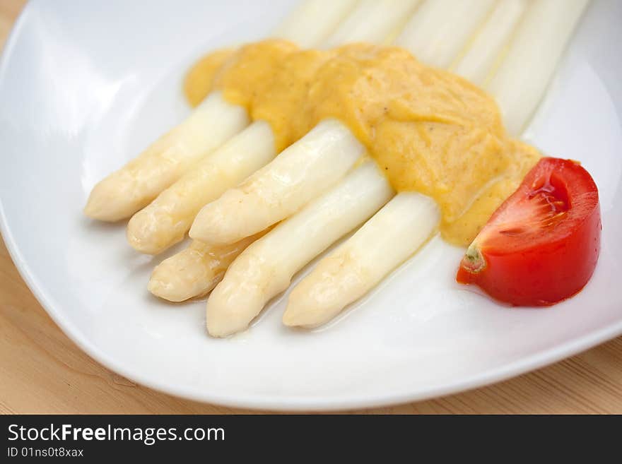 Asparagus with Sauce hollandaise . close up