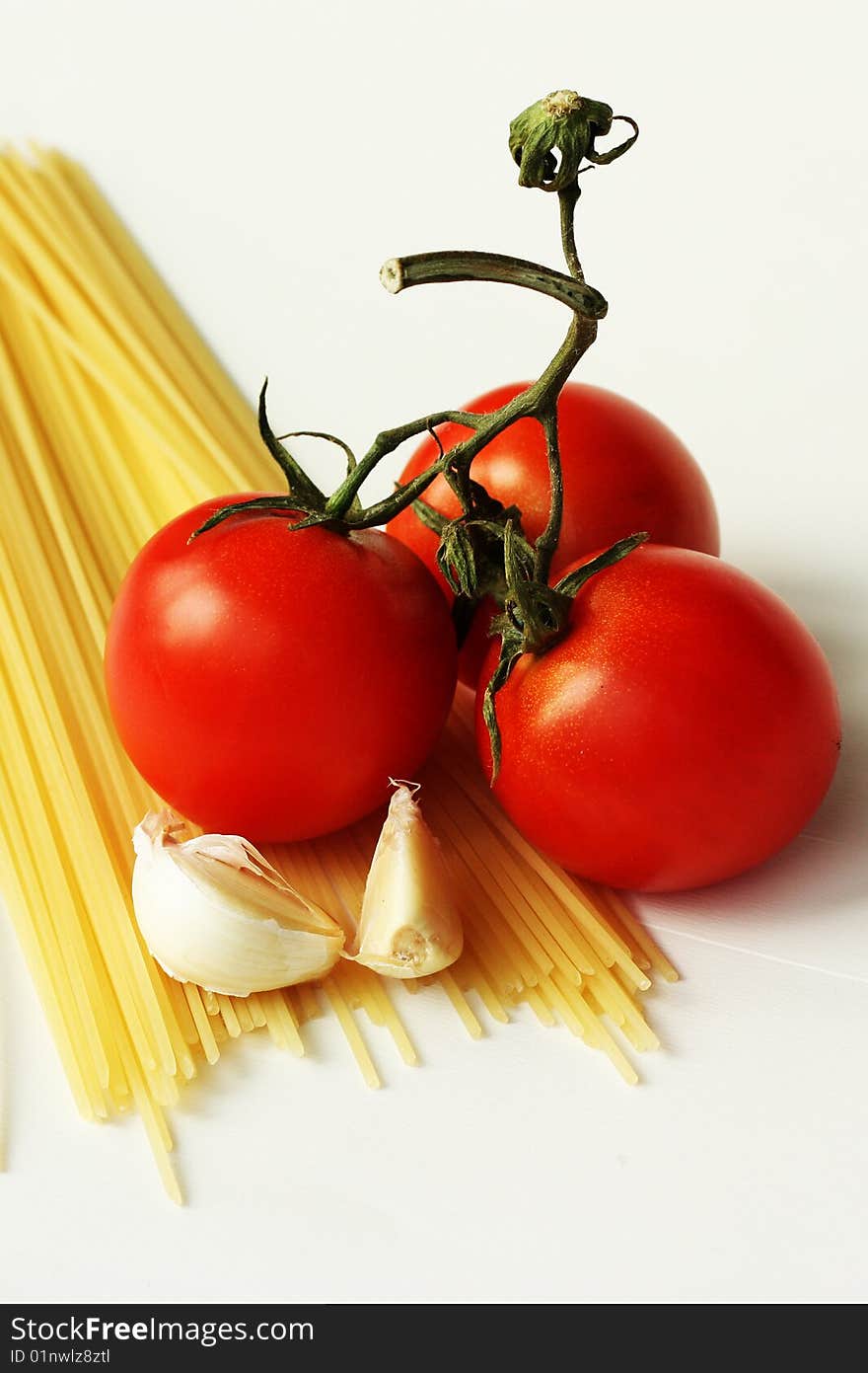 Spaghetti with garlic and tomatoes