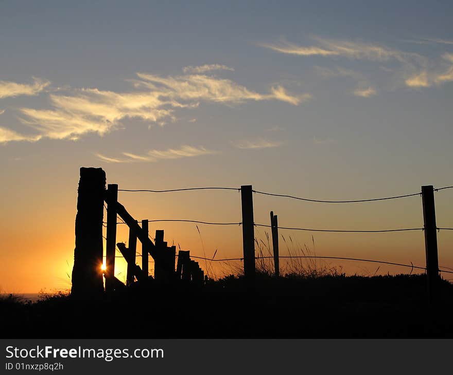 Sunrise for behind of one surrounds in wood, close to the beach