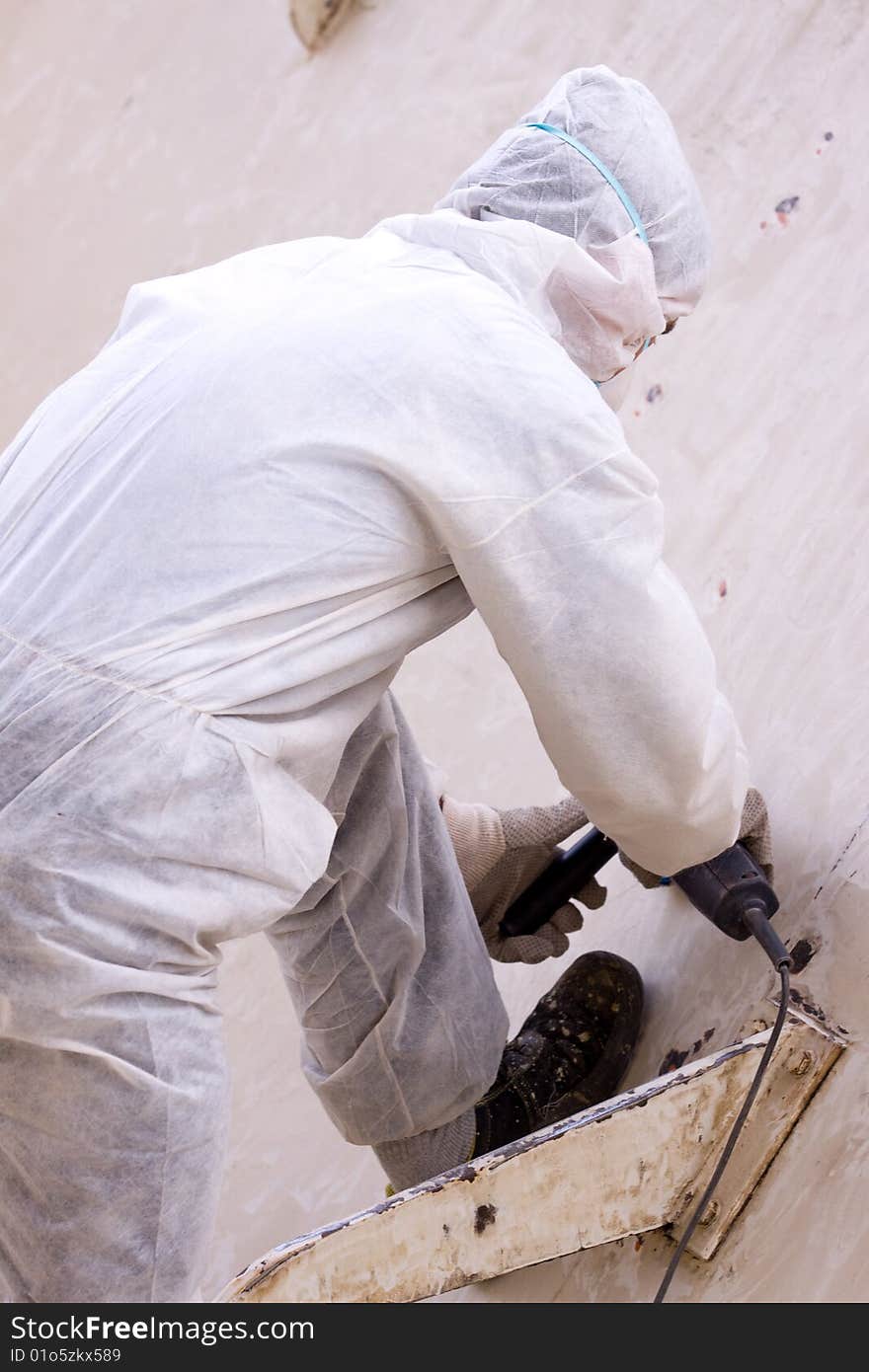 Worker in a moment of the day in the labor site