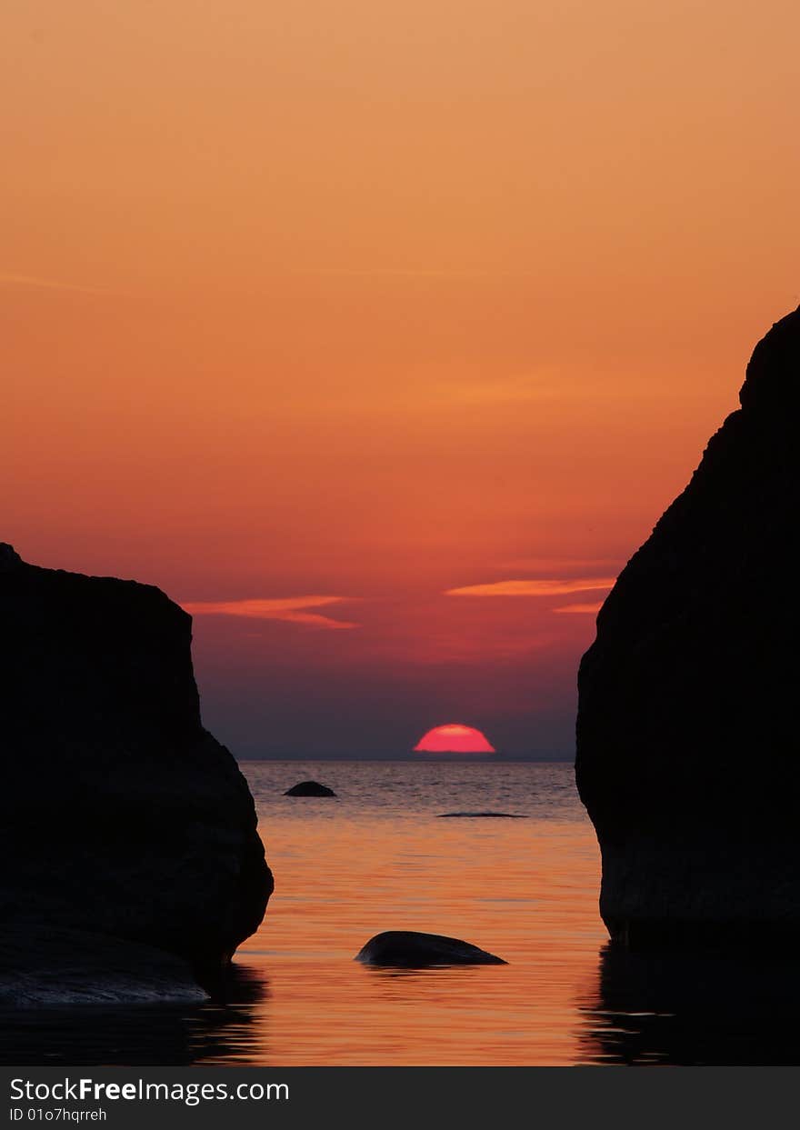 Rising Sun Between The Rocks