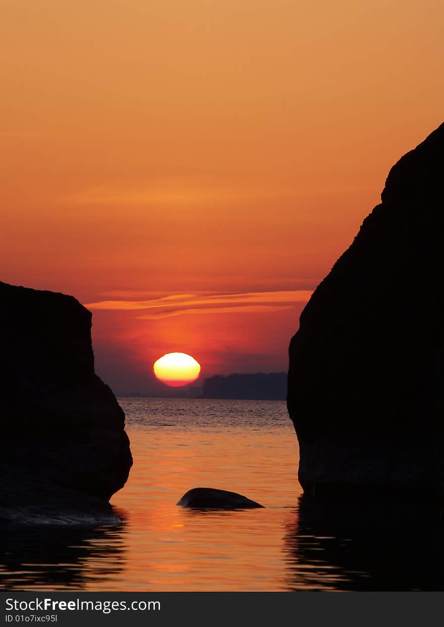 Rising sun between the rocks