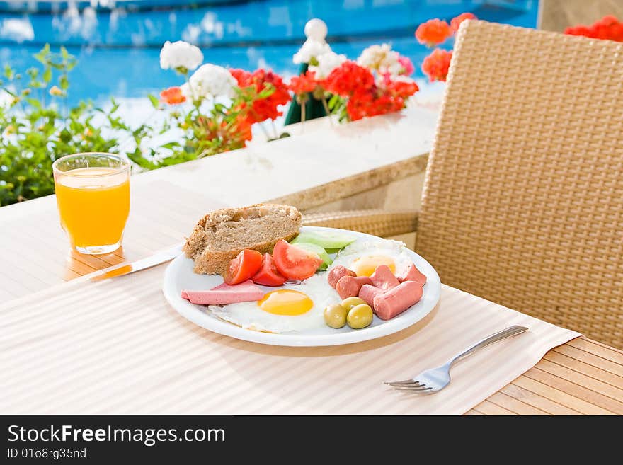 Excellent breakfast by the pool. Excellent breakfast by the pool