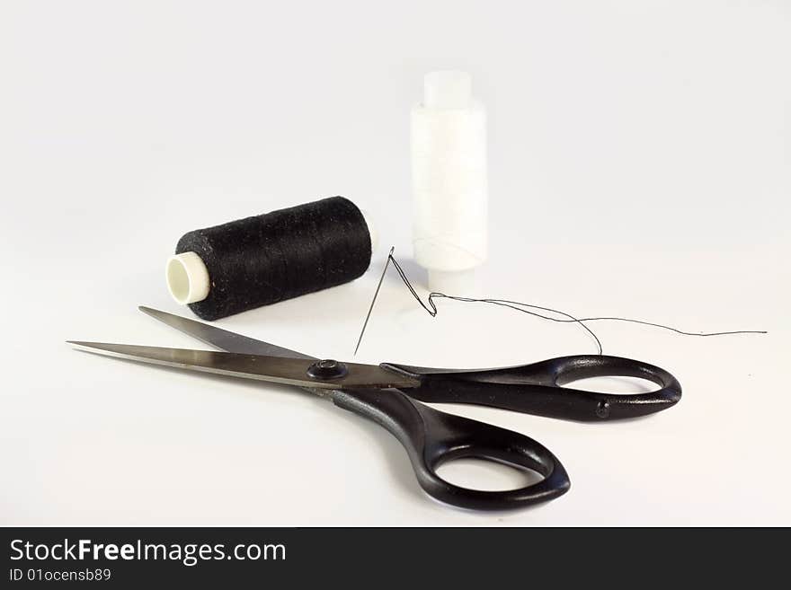 Tools kit for sew. needle and thread with scissors