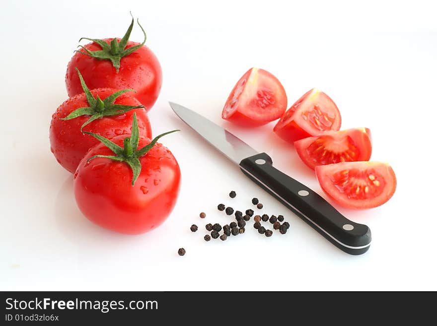 Fresh tomatos, pepper and knife