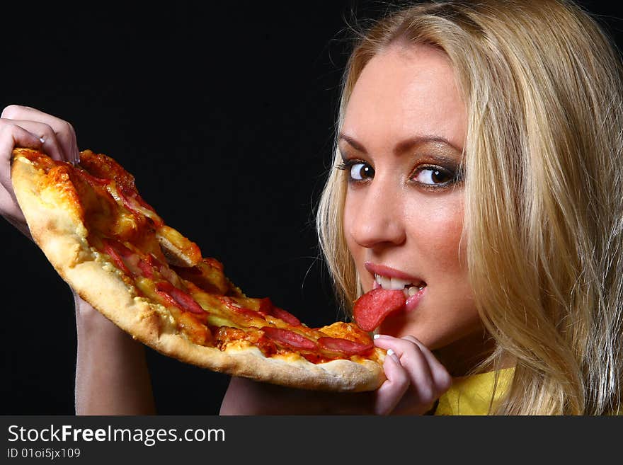 Beautiful young woman eating pizza