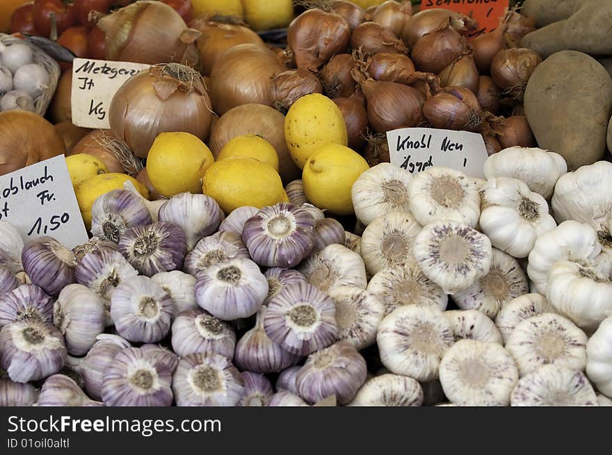 Garlick,lemmons and onions at a market stand. Garlick,lemmons and onions at a market stand