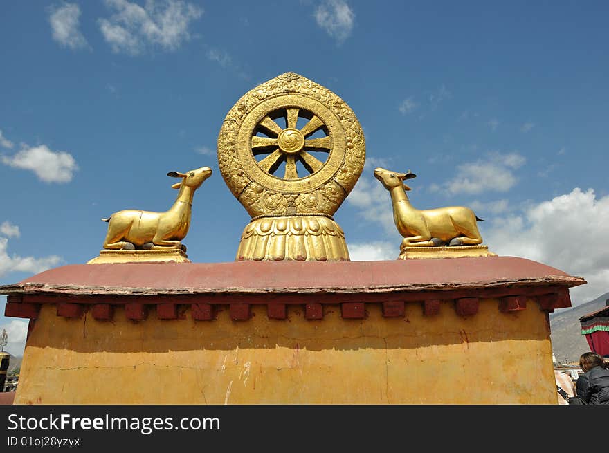 roof decoration with religious meaning in tibet