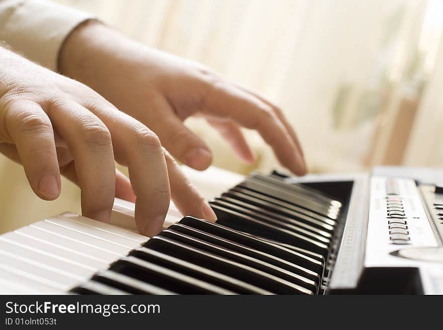 Musician's fingers relate piano keys.