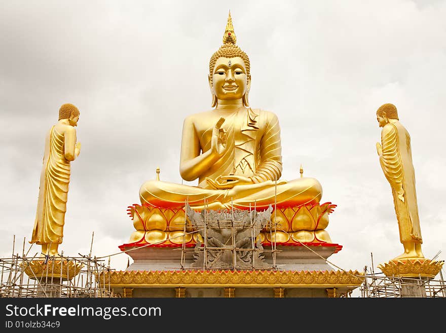 Big gold Buddha images under construction.