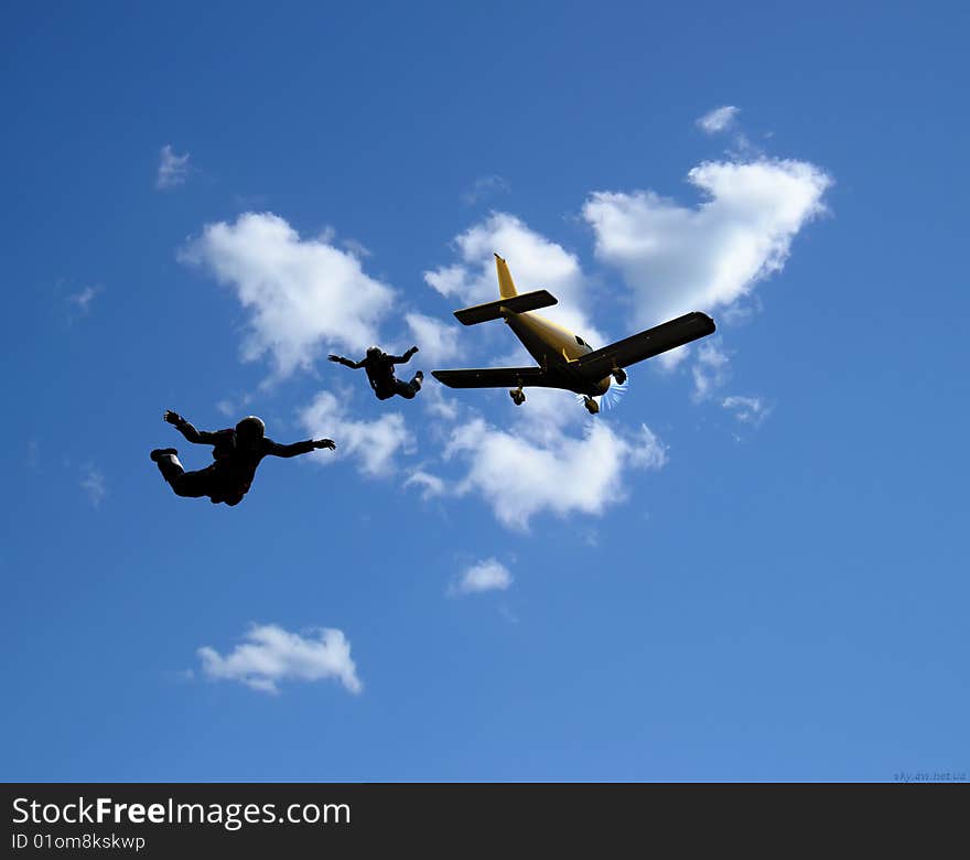 Sportsmen-parashutist soaring in sky. Sportsmen-parashutist soaring in sky