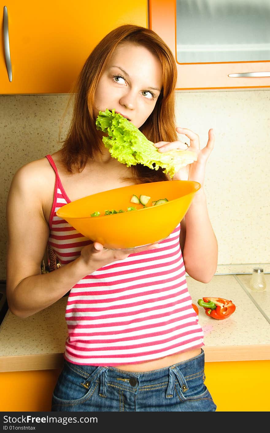 Yougn woman eatign salad