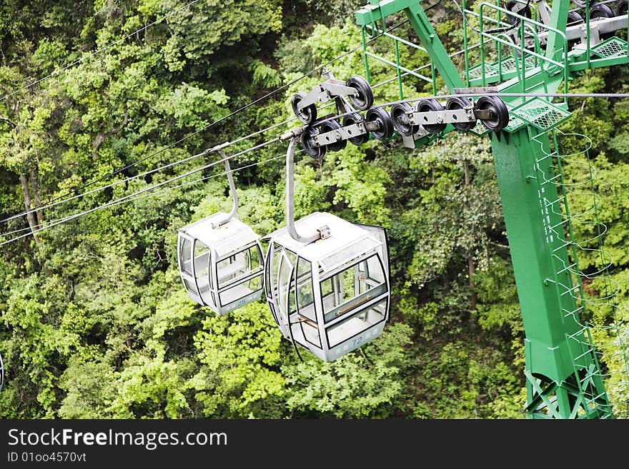 Cable cars in the mountain