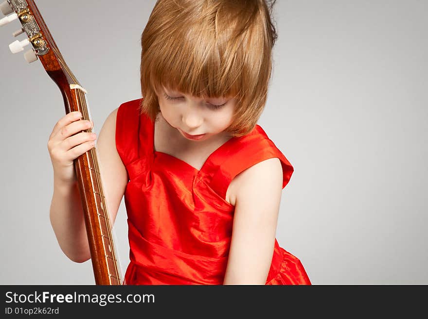 Girl play the guitar.