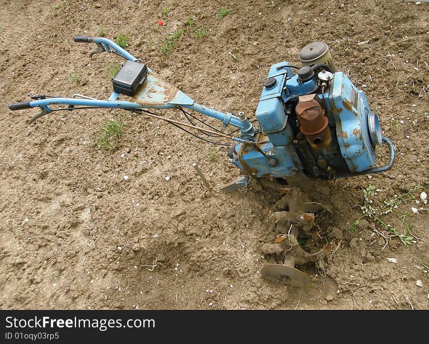 Rotary cultivator, motocultivator on the ground