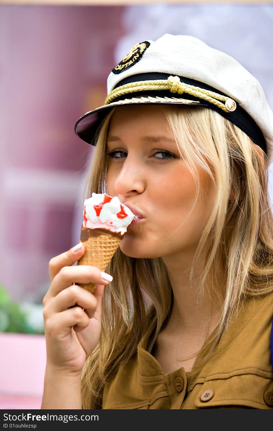 A young girl to regale with ice cream