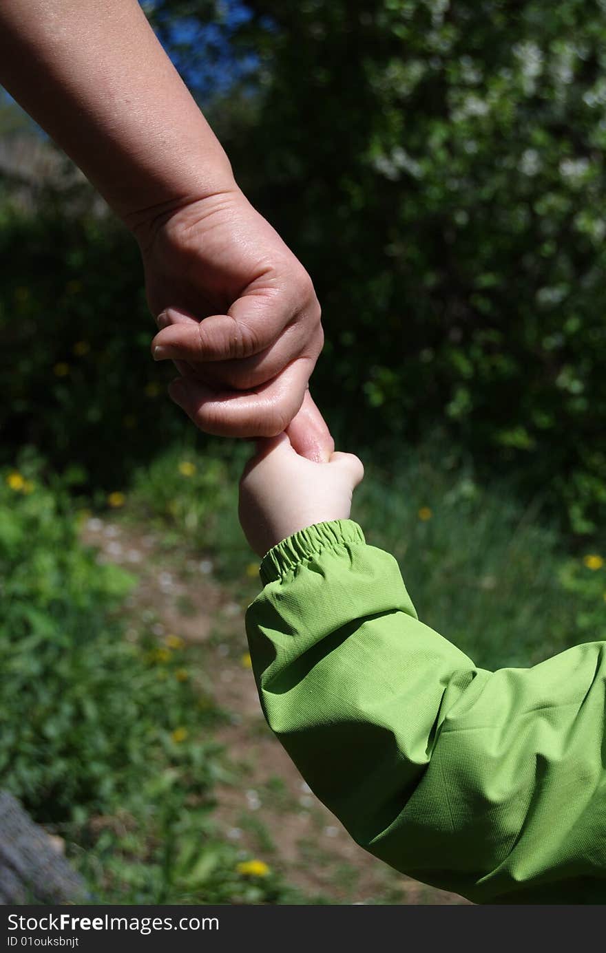 THE SMALL DAUGHTER HOLDS MUM BY THE HAND