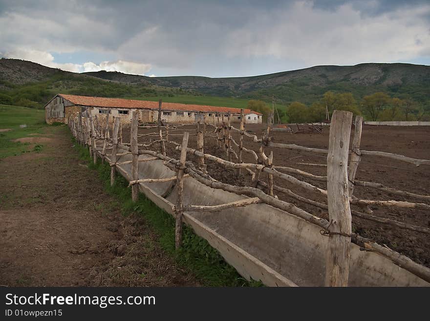 The thrown old stable