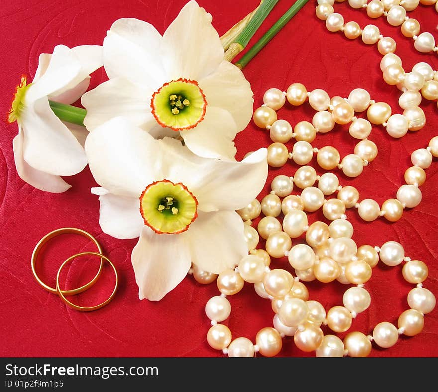 Bouquet pearls and wedding rings